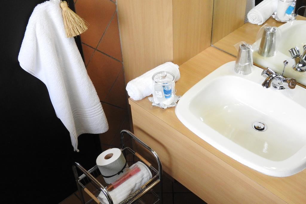 Willow Place Guest House มิดแรนด์ ภายนอก รูปภาพ