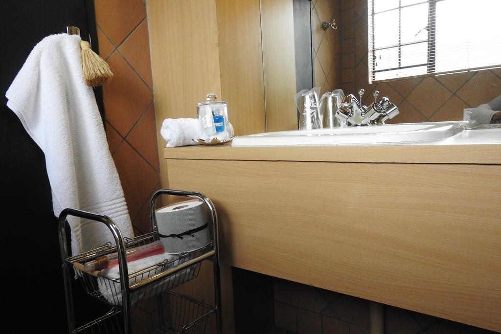 Willow Place Guest House มิดแรนด์ ภายนอก รูปภาพ